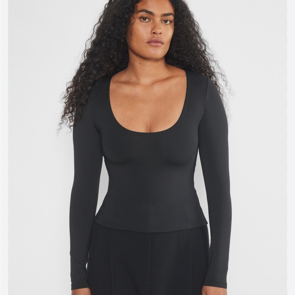 Aritzia Contour scoop neck long sleeve